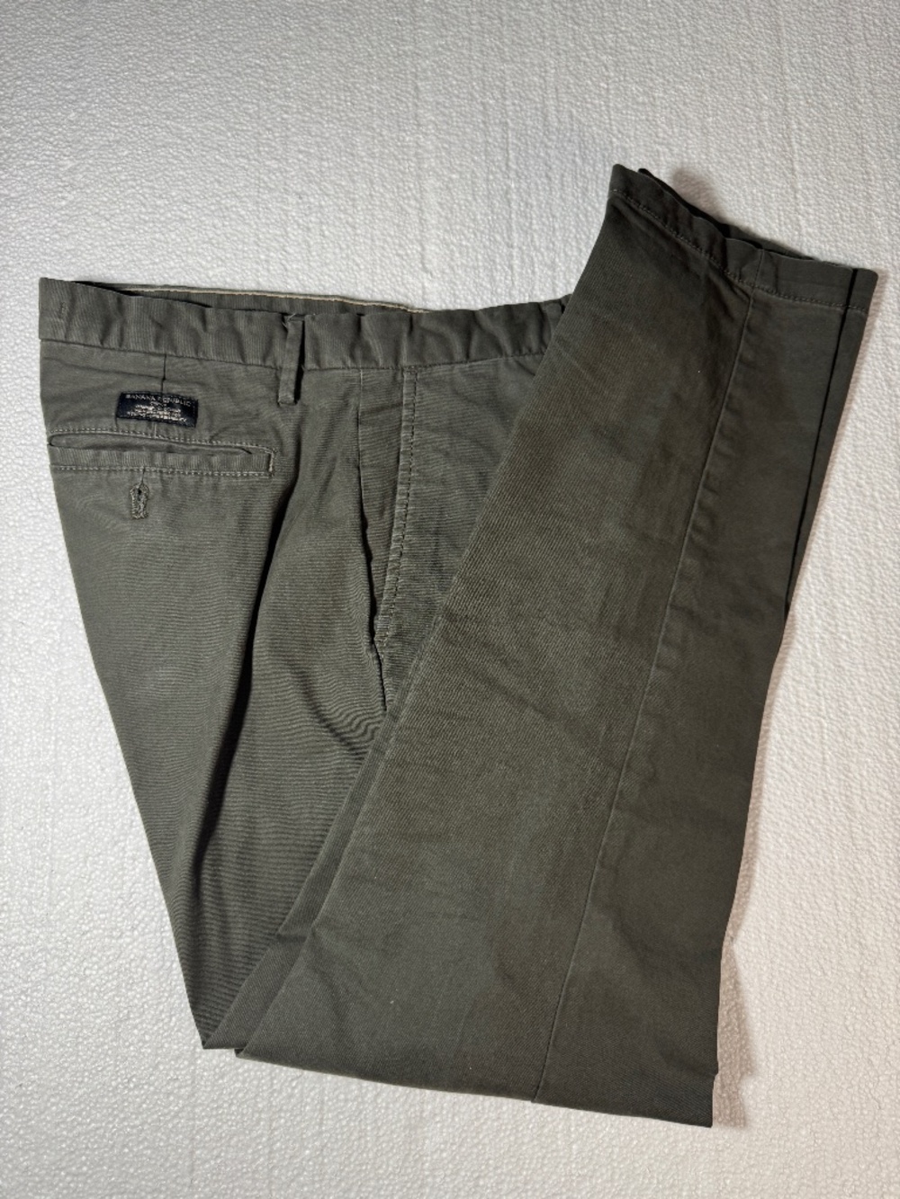 Banana Republic lived-in Men’s Olive Chinos - Classic Straight Fit